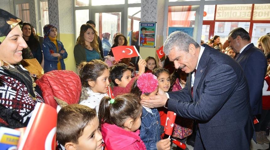 Vali Akın,  öğrencilere yarıyıl karnelerini dağıttı