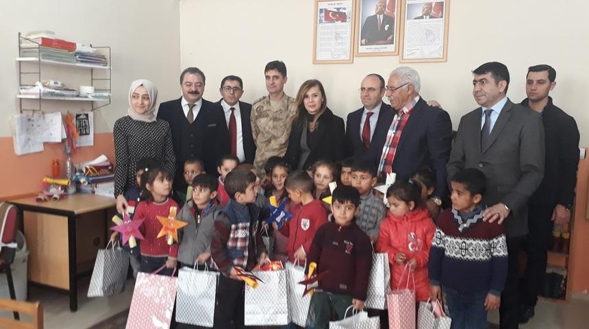 Kaymakam Uçar, karne dağıtım törenine katıldı