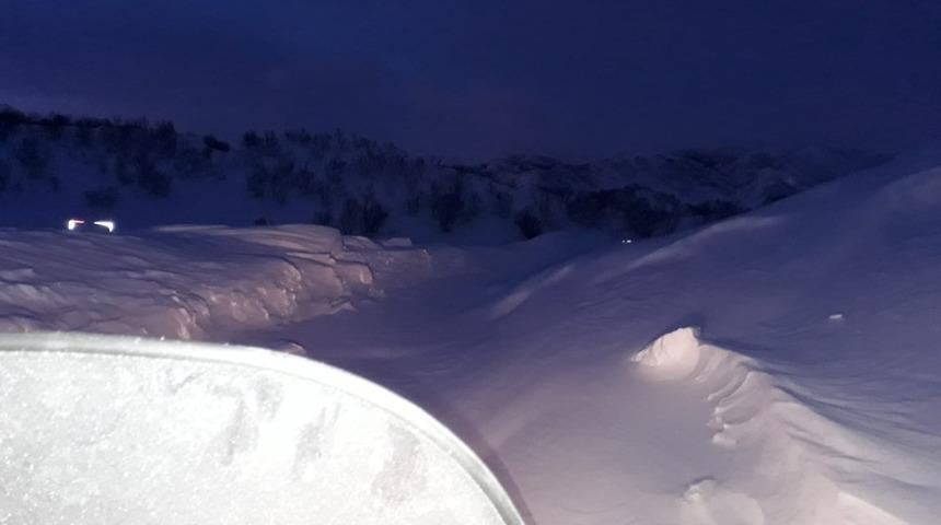 Karlı yolları aşan ekipler ateşi d&uuml;şmeyen bebeği hastaneye ulaştırdı