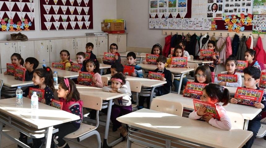 Tunceli&rsquo;de karne alan &ouml;ğrencilere &ldquo;Sıfır Atık, Sıfır Kayıp&rdquo; Kitap&ccedil;ığı