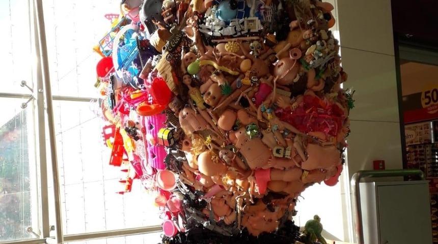 TED İzmir &ouml;ğrencileri, eski oyuncaklarını sanata d&ouml;n&uuml;şt&uuml;r&uuml;yor