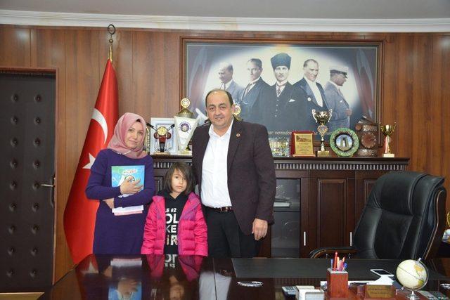 Karnesini alan Başkan Demirtaş’a koştu