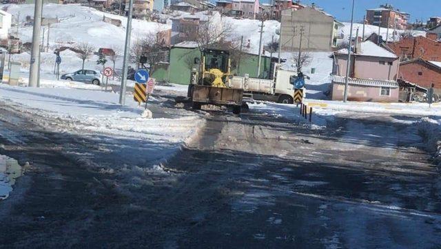 Uşak Belediyesi’nin karla mücadelesi sürüyor