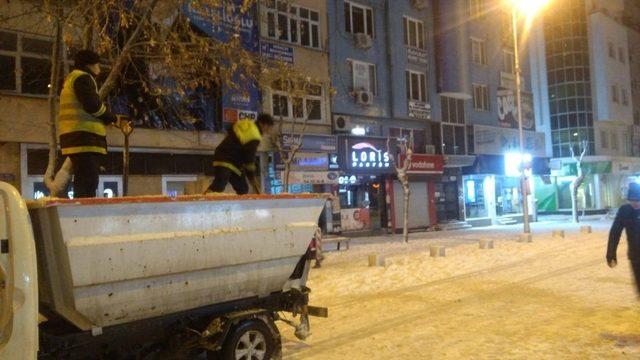 Uşak Belediyesi’nin karla mücadelesi sürüyor