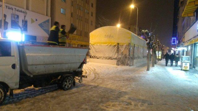 Uşak Belediyesi’nin karla mücadelesi sürüyor