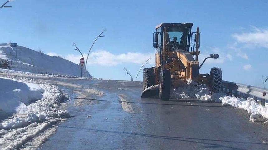 Uşak Belediyesi&rsquo;nin karla m&uuml;cadelesi s&uuml;r&uuml;yor