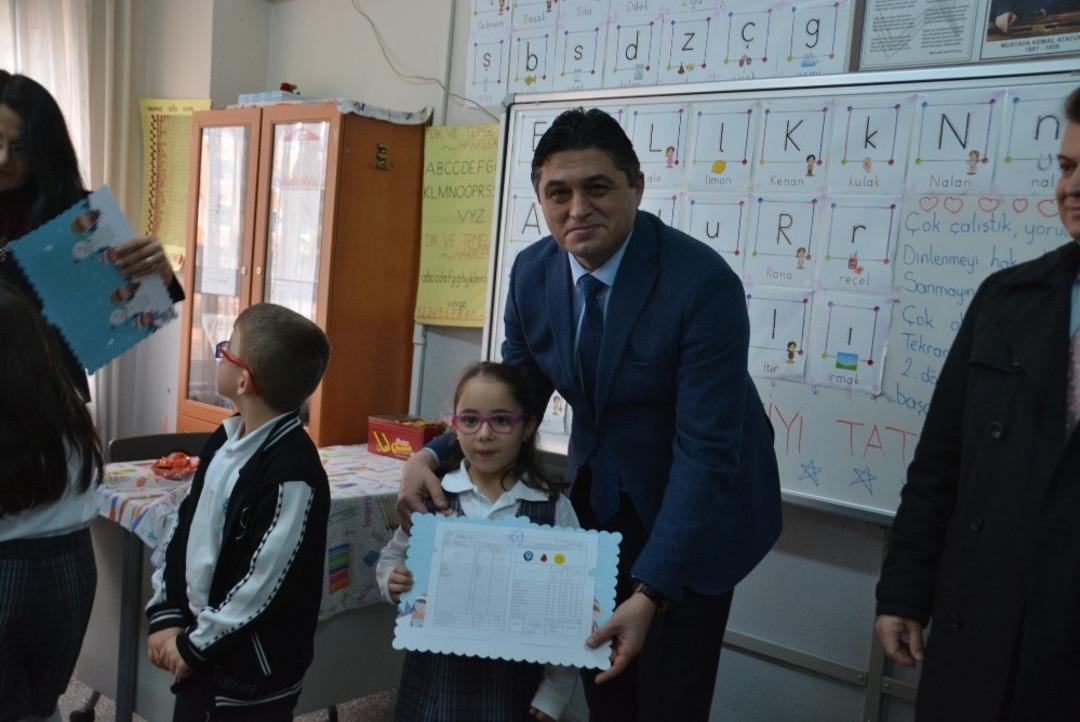 Aliağa&rsquo;da 16 bin &ouml;ğrenci karnesini alarak tatile girdi