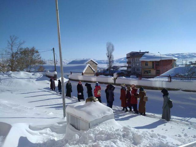 Karlıova'da 44 köy okulunda kar nedeniyle karne dağıtılamadı