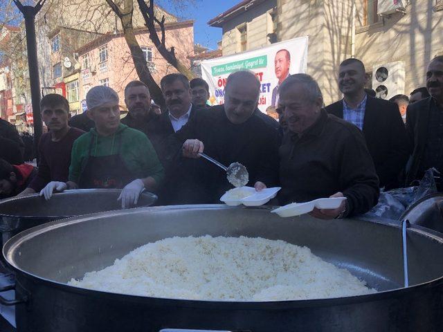 Belediye başkan adayından vatandaşlara 2 bin kişilik pilav ikramı