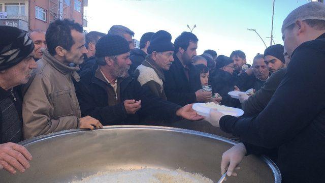 Belediye başkan adayından vatandaşlara 2 bin kişilik pilav ikramı