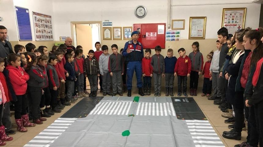 Tatil &ouml;ncesi &ouml;ğrencilere trafik eğitimi