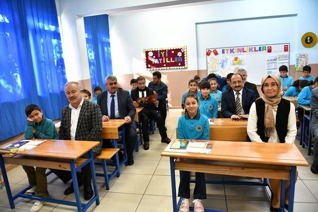 Aksu’da 13 bin 885 öğrenci karnesini aldı