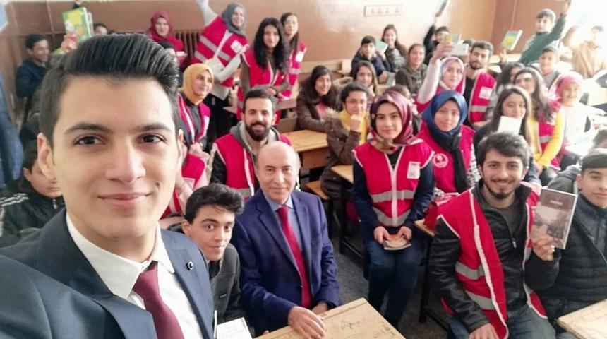 &Ouml;ğrencilere karne hediyesi olarak kitap verildi