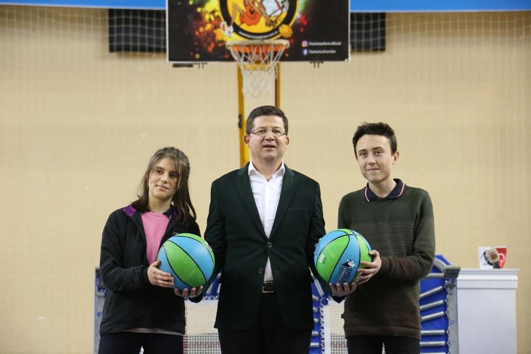 Merkezefendi&rsquo;de 8. sınıf &ccedil;ocuklarına 5 bin basketbol topu dağıtıldı