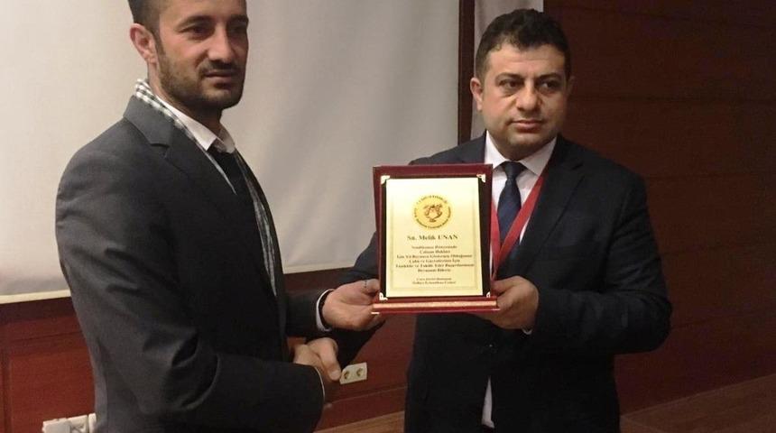 &Ouml;z-B&uuml;ro İş Sendikası &uuml;yelerinden il başkanına plaket