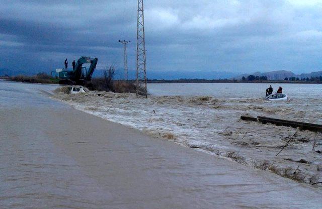 Sel sularına otomobiyle kapılan kadın, kepçeyle kurtarıldı