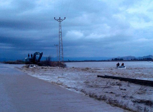 Sel sularına otomobiyle kapılan kadın, kepçeyle kurtarıldı