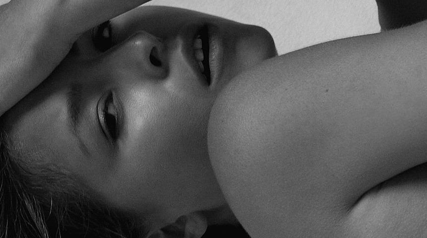 Ayasofya'da &ccedil;ıplak poz veren Marisa Papen şimdi de...