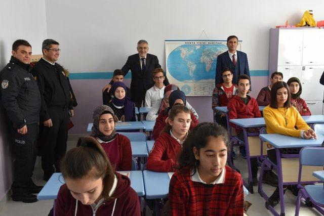 Başkan Bozkurt’tan öğrencilere karne hediyesi