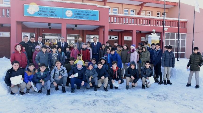 Başkan Bozkurt&rsquo;tan &ouml;ğrencilere karne hediyesi