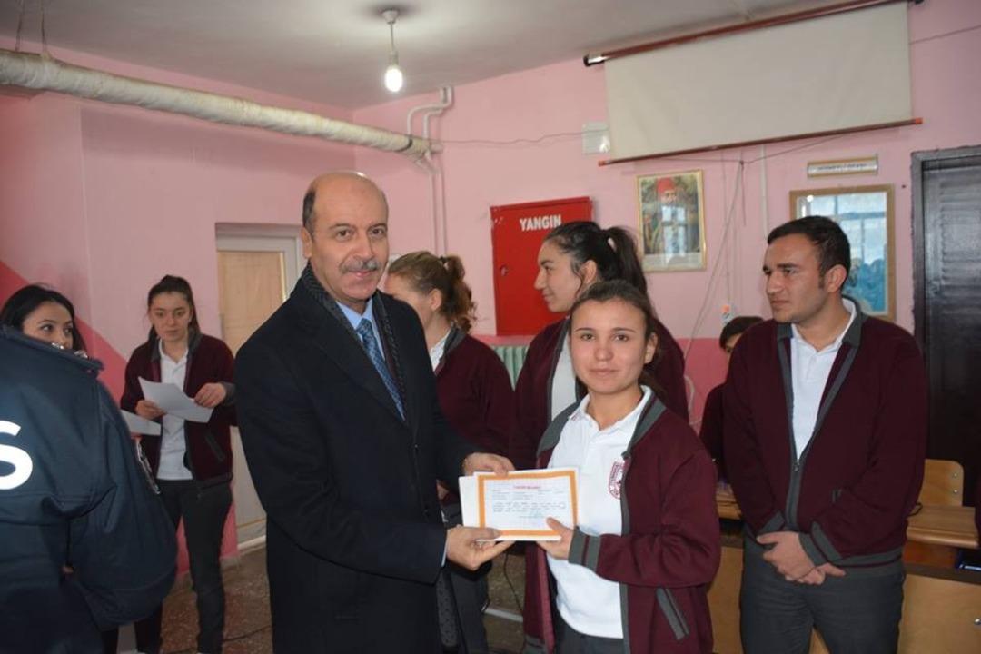 Başkan Bozkurt&rsquo;tan &ouml;ğrencilere karne hediyesi