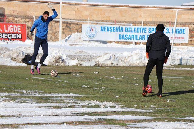 Nevşehir Belediyespor, Yomraspor hazırlıklarını sürdürüyor