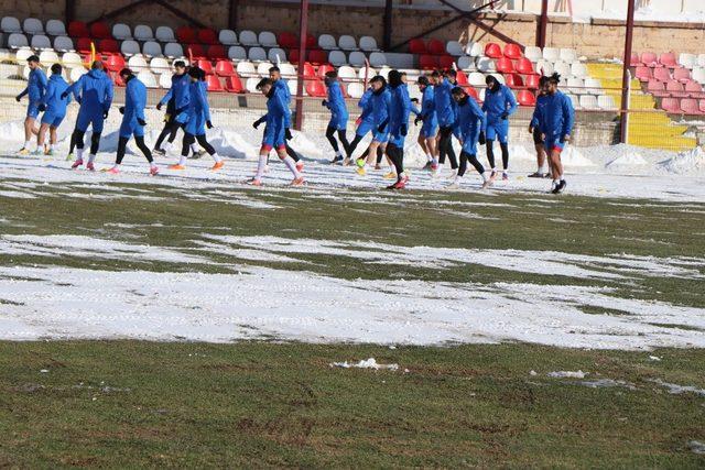 Nevşehir Belediyespor, Yomraspor hazırlıklarını sürdürüyor