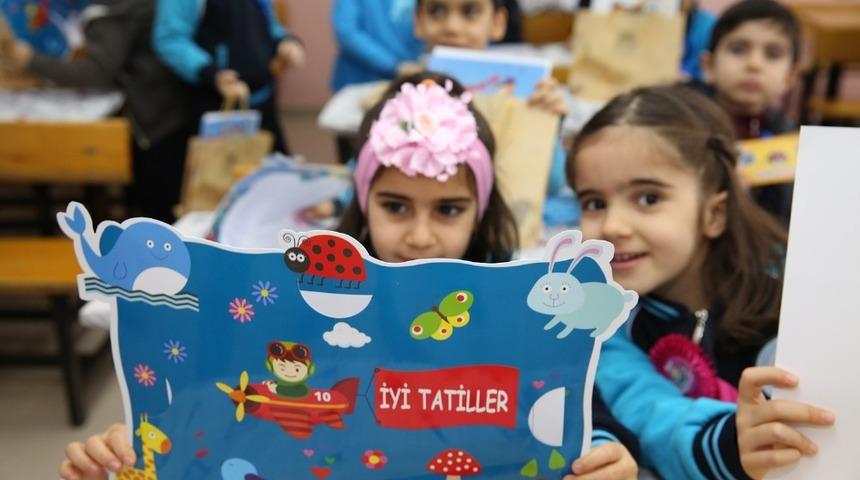 Mardin&rsquo;de &ouml;ğrencilerin karne mutluluğu