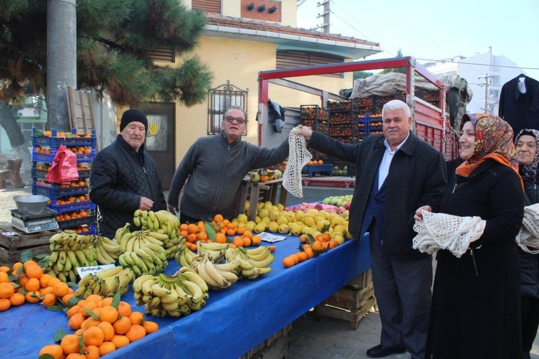 Başkan Ulaş Halk Pazarında file dağıttı