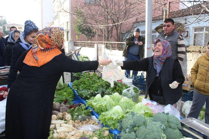 Başkan Ulaş Halk Pazarında file dağıttı G5