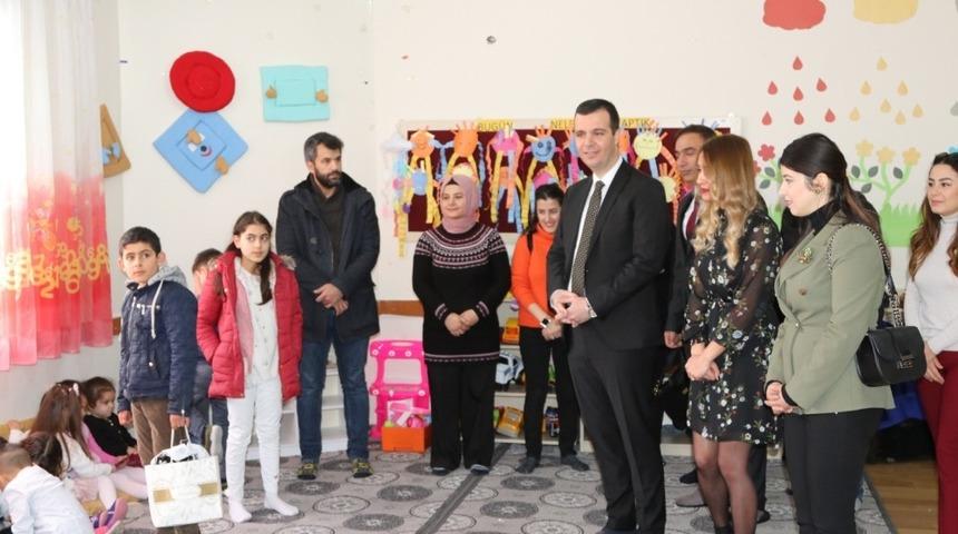 Özalp ilçesinde karne dağıtımı