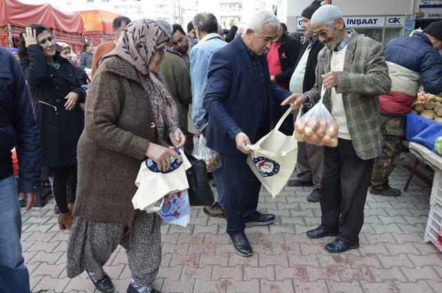 Demre’de vatandaşlara bez çanta dağıtımı yapıldı