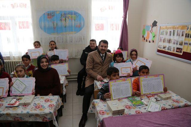 Vali Ayhan köy çocuklarını unutmadı