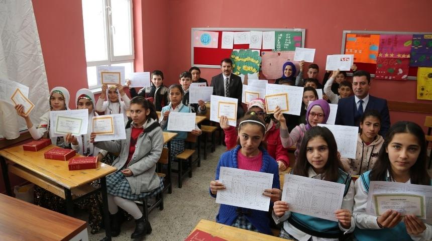 Vali Ayhan k&ouml;y &ccedil;ocuklarını unutmadı