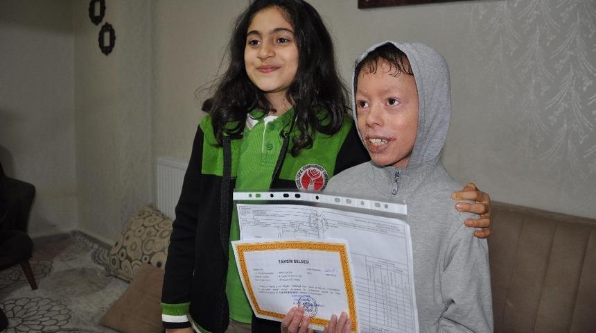 &rsquo;Balık pulu&rsquo; hastası &ouml;ğrenci karne heyecanını evinde yaşadı