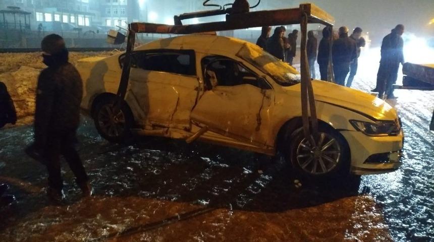 Hemzemin ge&ccedil;itte tren otomobile &ccedil;arptı