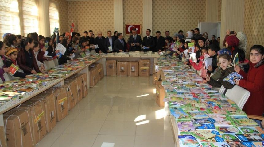 Başkan Y&uuml;ksel: &ldquo;&Ouml;ğrencilerin karne heyecanına ortak oldu&rdquo;