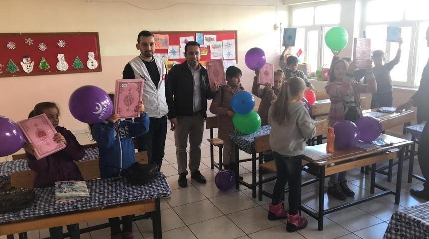 &Ouml;ğrencilere karne hediyesi olarak Kuran-ı Kerim verildi