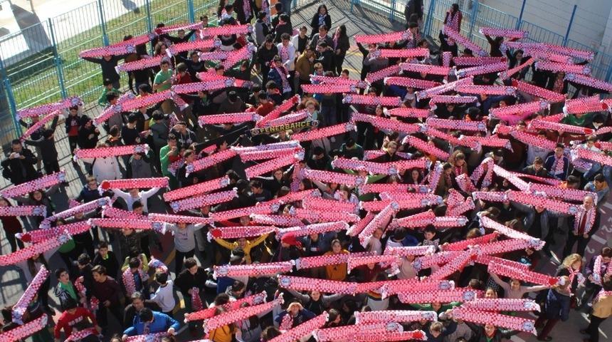 Karne alan &ouml;ğrencilere Antalyaspor atkısı