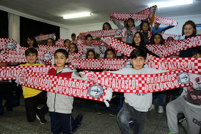 Okul yönetiminden öğrencilere Antalyaspor atkısı