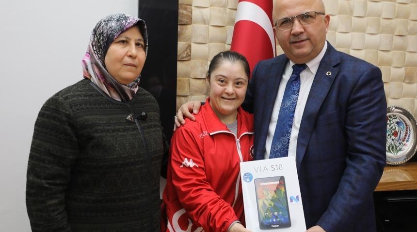 Down sendromlu milli sporcudan Başkan &Ccedil;oban&rsquo;a teşekk&uuml;r ziyareti