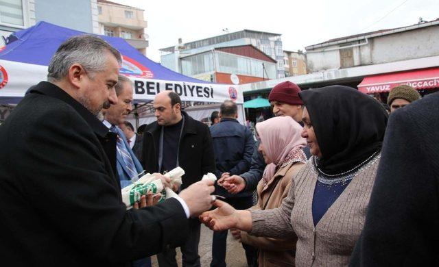 Başkan Kılıç, pazar yerinde bez çanta dağıttı