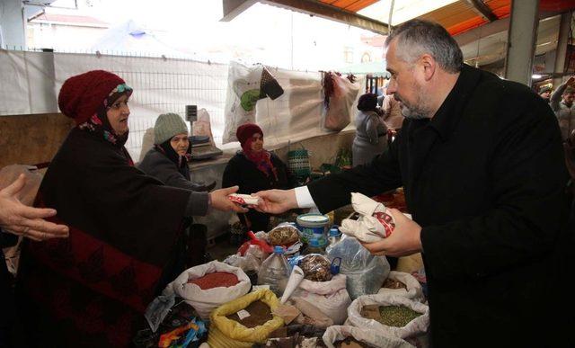 Başkan Kılıç, pazar yerinde bez çanta dağıttı