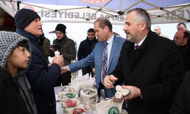 Başkan Kılıç, pazar yerinde bez çanta dağıttı