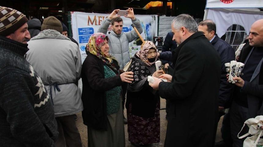 Başkan Kılı&ccedil;, pazar yerinde bez &ccedil;anta dağıttı