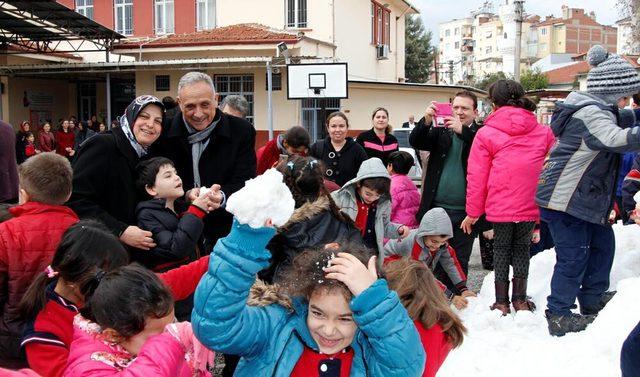 Okul bahçesine kar getirildi