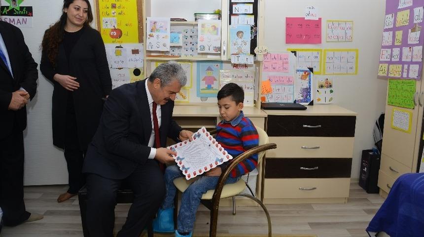 Vali Akın,  engelli &ccedil;ocuğa karnesini evinde verdi