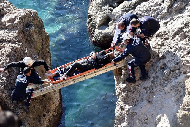 Balık tutarken 6 metre yükseklikten kayalıklara düştü