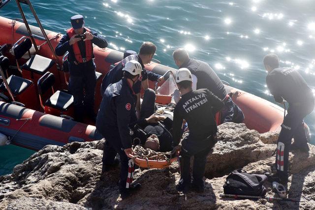 Balık tutarken 6 metre yükseklikten kayalıklara düştü