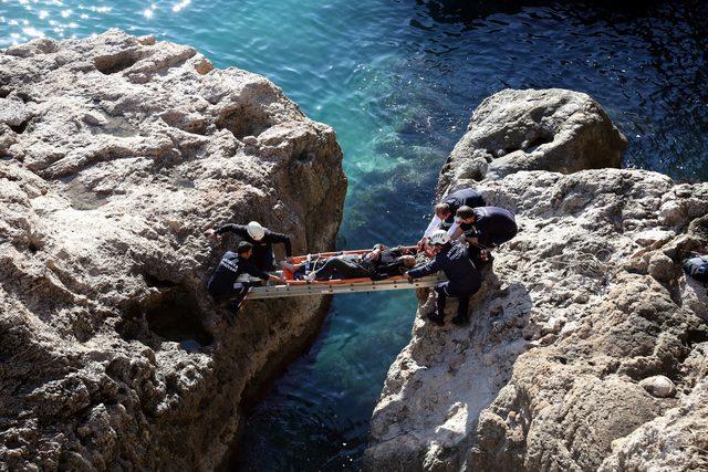 Balık tutarken 6 metre yükseklikten kayalıklara düştü